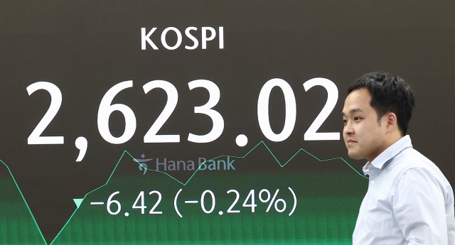 An electronic board showing the Korea Composite Stock Price Index at a dealing room of the Hana Bank headquarters in Seoul on Tuesday. (Yonhap)