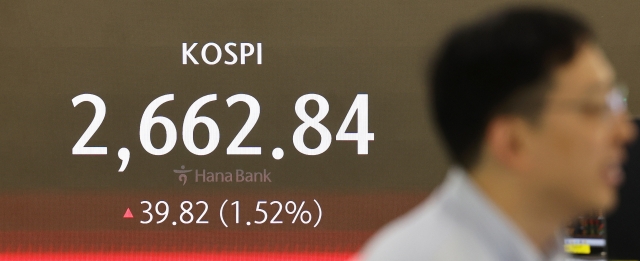 An electronic board showing the Korea Composite Stock Price Index at a dealing room of the Hana Bank headquarters in Seoul on Wednesday. (Yonhap)