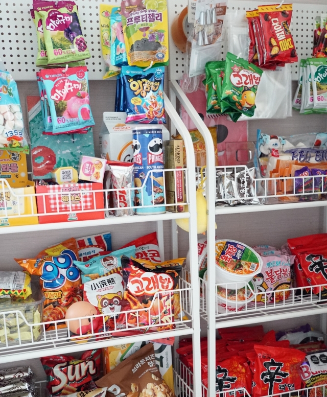 Snacks for Han Si-nae's students are displayed at her home. (Song Seung-hyun/The Korea Herald)