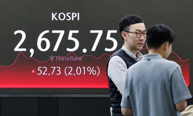 An electronic board showing the Korea Composite Stock Price Index at a dealing room of the Hana Bank headquarters in Seoul on Wednesday. (Yonhap)