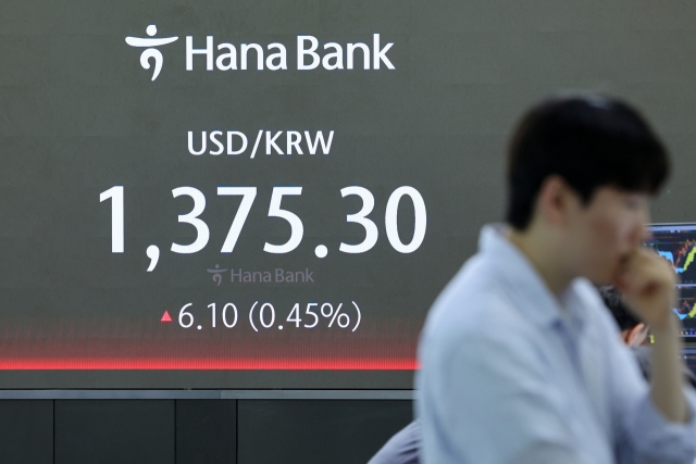 An electronic board showing the Korea Composite Stock Price Index at a dealing room of the Hana Bank headquarters in Seoul on Thursday. (Yonhap)