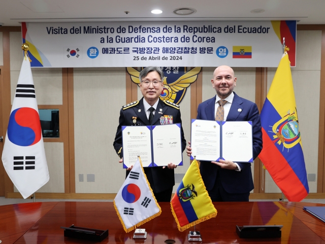 The Korea Coast Guard Commissioner-General Kim Jong-uk (left) signs a memorandum of understanding with the Ecuadorian Ministry of National Defense’s Defense Minister Giancarlo Loffredo on Thursday. (Korea Coast Guard)