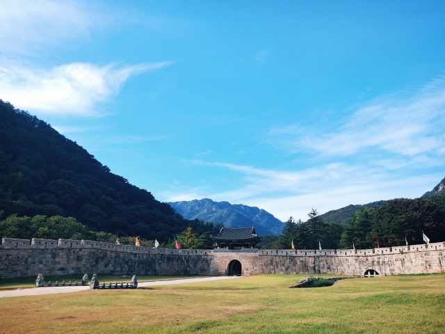 A gate at Mungyeongsaejae Pass (Lee Si-jin/The Korea Herald)