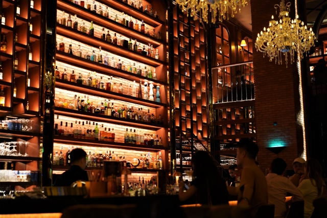 Guests enjoy the relaxing atmosphere at The Whisky Library in Newport World Resorts, Manila, the Philippines, April 15. (Lee Si-jin/The Korea Herald)