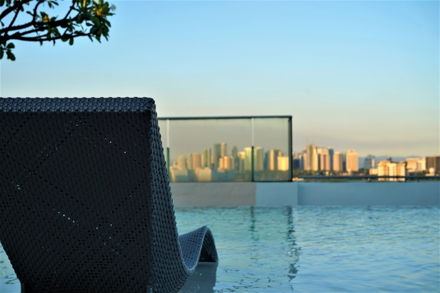 Marriott Hotel Manila's rooftop swimming pool (Lee Si-jin/The Korea Herald)