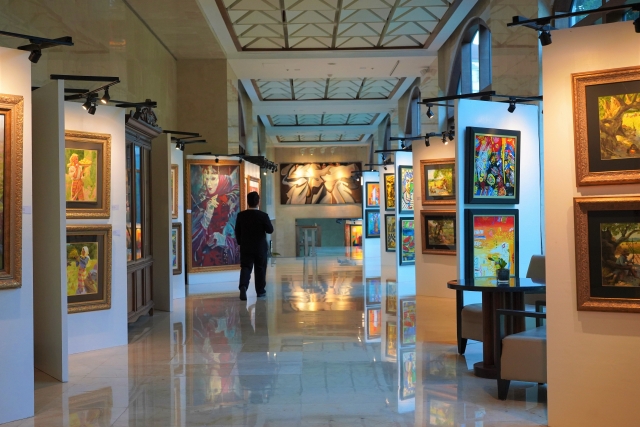 A guest walks the hallway of Marriott Hotel Manila. (Lee Si-jin/The Korea Herald)