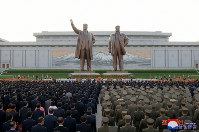 Photo shows statues of North Korean late founder Kim Il-sung and former late leader Kim Jong-il on Mansu Hill in Pyongyang, taken on the 112th birthday of Kim Il-sung, April 15. (KCNA)