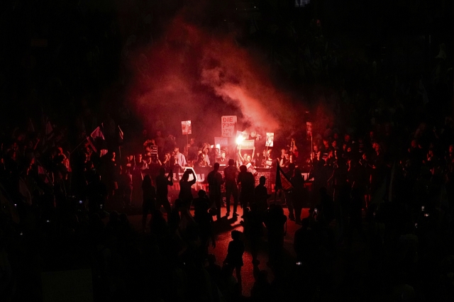 People protest against Israeli Prime Minister Benjamin Netanyahu's government and call for the release of hostages held in the Gaza Strip by the Hamas militant group in Tel Aviv, Israel, Saturday. (AP-Yonhap)