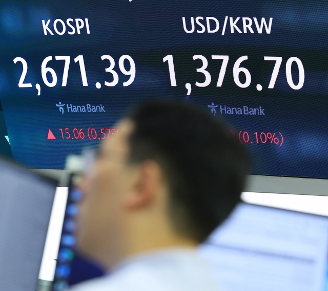 An electronic board showing the Korea Composite Stock Price Index at a dealing room of the Hana Bank headquarters in Seoul on Monday. (Yonhap)