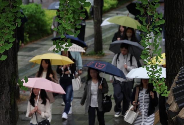 People walk in Jung-gu, central Seoul, April 24. (Yonhap)