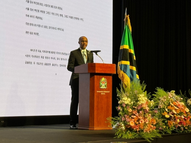 Tanzanian Ambassador to Korea Togolani Edriss Mavura delivers remarks celebrating Tanzania's Independence Day and 32nd years of Tanzania-Korea diplomatic ties celebration at JW Marriott Hotel in Seocho-gu, Seoul on Friday. (Sanjay Kumar/The Korea Herald)