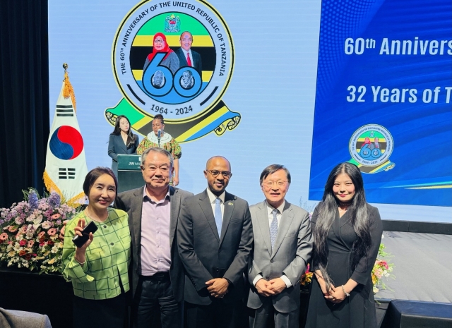 Guests pose for a photo with Tanzanian Ambassador to Korea Togolani Edriss Mavura(in the center) at the Tanzania's Independence Day and 32nd years of Tanzania-Korea diplomatic ties celebration at JW Marriott Hotel in Seocho-gu, Seoul on Friday. (Sanjay Kumar/The Korea Herald)