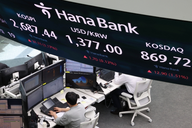 An electronic board showing the Korea Composite Stock Price Index at a dealing room of the Hana Bank headquarters in Seoul on Monday. (Yonhap)