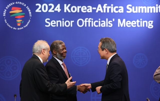 Deputy Minister for Political Affairs Chung Byung-won (right) speaks with Ambassador of Mauritania to South Korea Sidya El Hadj (left) during the Senior Officials' Meeting held in Seoul on Monday. Chung and El Hadj serve as chief delegates of South Korea and Africa, respectively, for the SOM aimed at preparing for the first Korea-Africa Summit. (Yonhap)