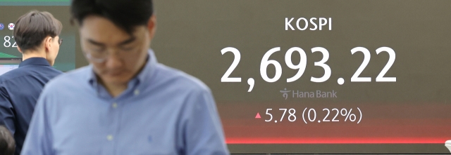 An electronic board showing the Korea Composite Stock Price Index at a dealing room of the Hana Bank headquarters in Seoul on Tuesday. (Yonhap)