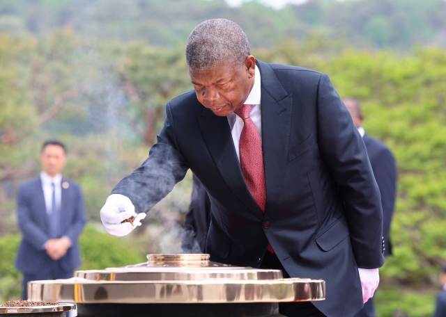 Angolan President Joao Lourenco attends a wreath-laying ceremony the Seoul National Cemetery on Tuesday. (Yonhap)