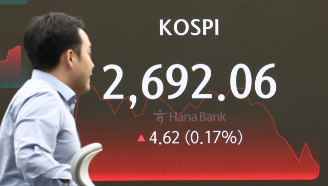 An electronic board showing the Korea Composite Stock Price Index at a dealing room of the Hana Bank headquarters in Seoul on Tuesday. (Yonhap)