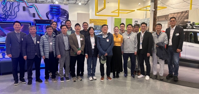 GS Group Chairman Huh Tae-soo (seventh from left, front row) visits Microsoft's headquarters in Seattle, along with CEOs of GS Group's major affiliates, Monday. (GS Group)