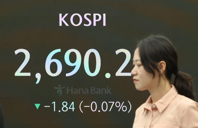 An electronic board showing the Korea Composite Stock Price Index at a dealing room of the Hana Bank headquarters in Seoul on Thursday. (Yonhap)