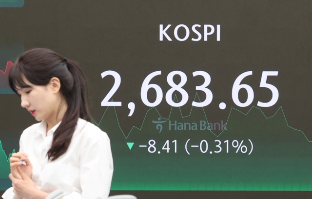 An electronic board showing the Korea Composite Stock Price Index at a dealing room of the Hana Bank headquarters in Seoul on Thursday. (Yonhap)