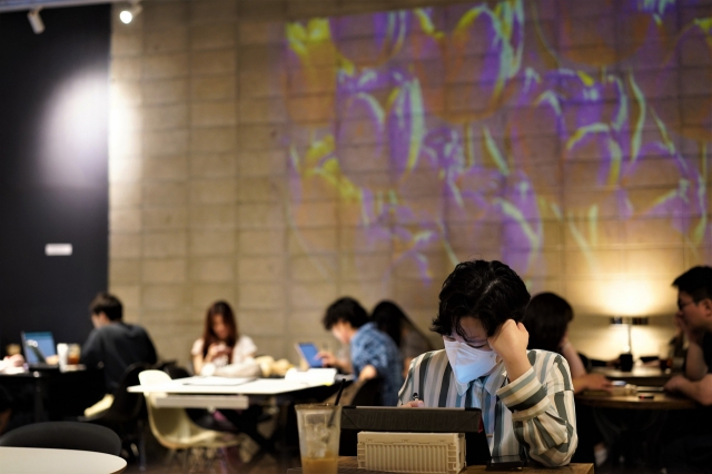 A cafegoer works on a drawing at Debunk on Tuesday. (Lee Si-jin/The Korea Herald)