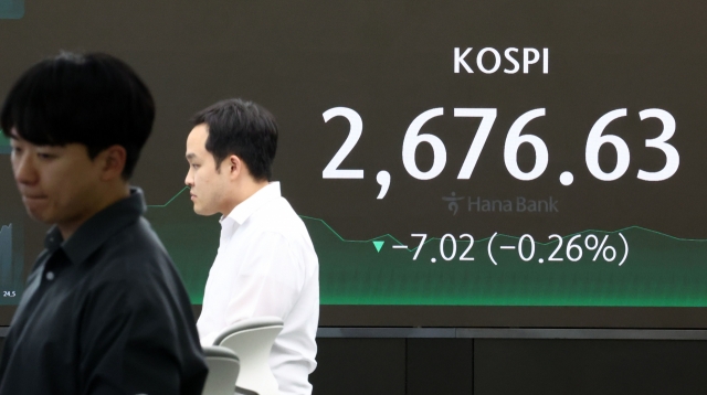 An electronic board showing the Korea Composite Stock Price Index at a dealing room of the Hana Bank headquarters in Seoul on Friday. (Yonhap)