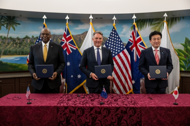 US Secretary of Defense Lloyd Austin (left), Australian Deputy Prime Minister and Minister for Defence Richard Marles (center), and Japanese Minister of Defense Kihara Minoru convened a Trilateral Defense Ministerial Meeting at US Indo-Pacific Command headquarters, Camp H.M. Smith, Hawaii on Thursday. (US Department of Defense)