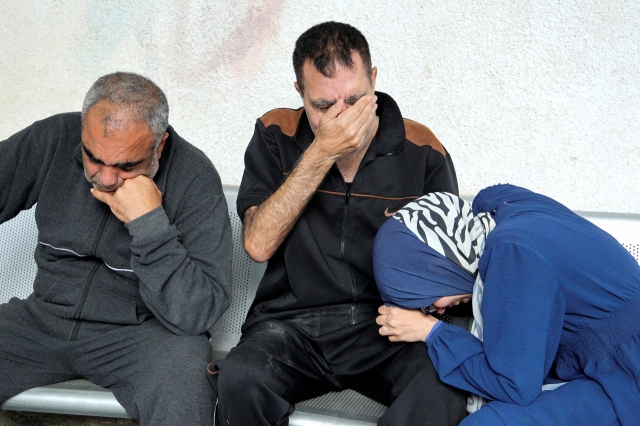 Mourners react near to the bodies of Palestinians killed in an Israeli strike, amid the ongoing conflict between Israel and the Palestinian Islamist group Hamas, at Abu Yousef al-Najjar hospital in Rafah, in the southern Gaza Strip, Sunday. (Reuters-Yonhap)