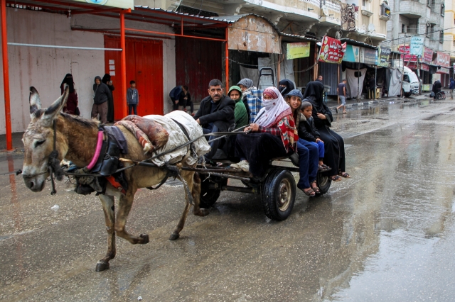 People flee the eastern parts of Rafah after the Israeli military began evacuating Palestinian civilians ahead of a threatened assault on the southern Gazan city, amid the ongoing conflict between Israel and Hamas, in Rafah, in the southern Gaza Strip, Monday. (Reuters-Yonhap)