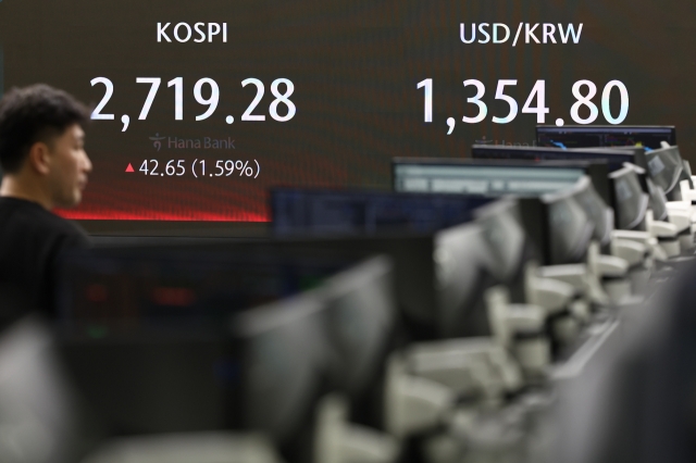 An electronic board showing the Korea Composite Stock Price Index at a dealing room of the Hana Bank headquarters in Seoul on Tuesday. (Yonhap)