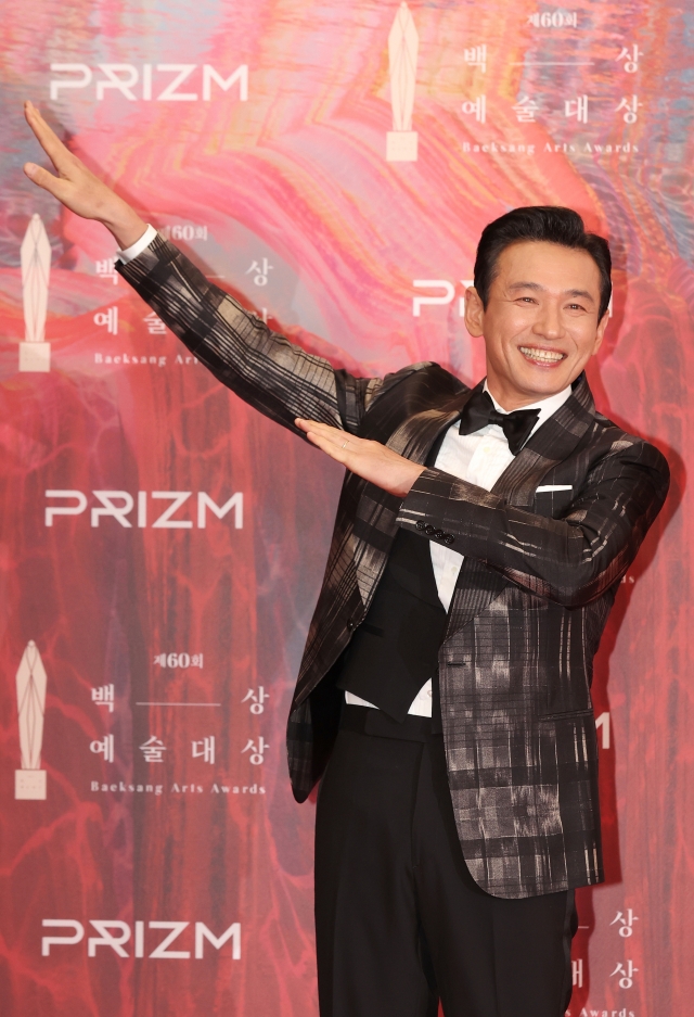 Hwang Jung-min poses for photos at the 60th Baeksang Arts Awards, held at Coex in Gangnam, southern Seoul, Tuesday. (Yonhap)