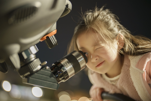 A girl observes Jupiter through a telescope in a park in Ilsan, northwest of Seoul, in March. (Source: Hong Kee-cheon)