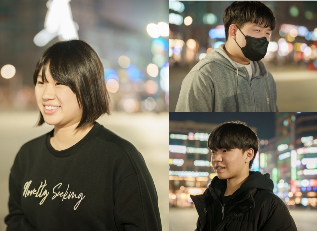 Three teenage volunteers show people the moon with their telescopes. Kim Seo-kyung (left), 18, fell in love with the moon through her grandfather’s binoculars and now takes pictures of stars’ trajectories. Kim Kang-woo (above, right), 15, has been fascinated by the universe since visiting an elementary school observatory and he appreciates the special beauty of space while taking astrophotographs. Jung Yechan, 16, said watching stars is more fun than playing games. His favorite is the Lagoon Nebula, which can only be seen in summer. (Source: Hong Kee-cheon)