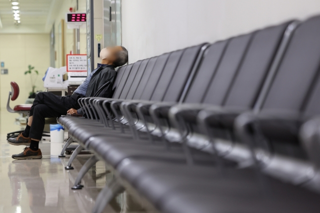 A patient sits down at a hospital waiting chair (Yonhap)