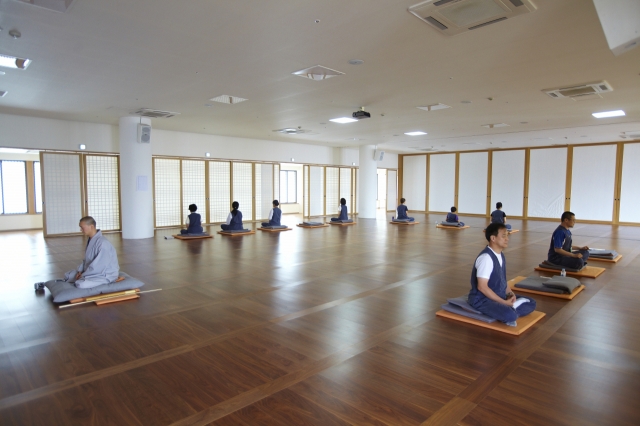 People meditate at one of the Jogye Order’s seon centers. (Jogye Order of Korean Buddhism)