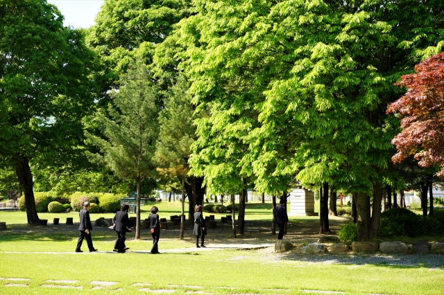 Visitors stroll along the walking trail at the Yeonpung Martyrdom Shrine in Goesan, North Chungcheong Province, May 2. (Lee Si-jin/The Korea Herald)