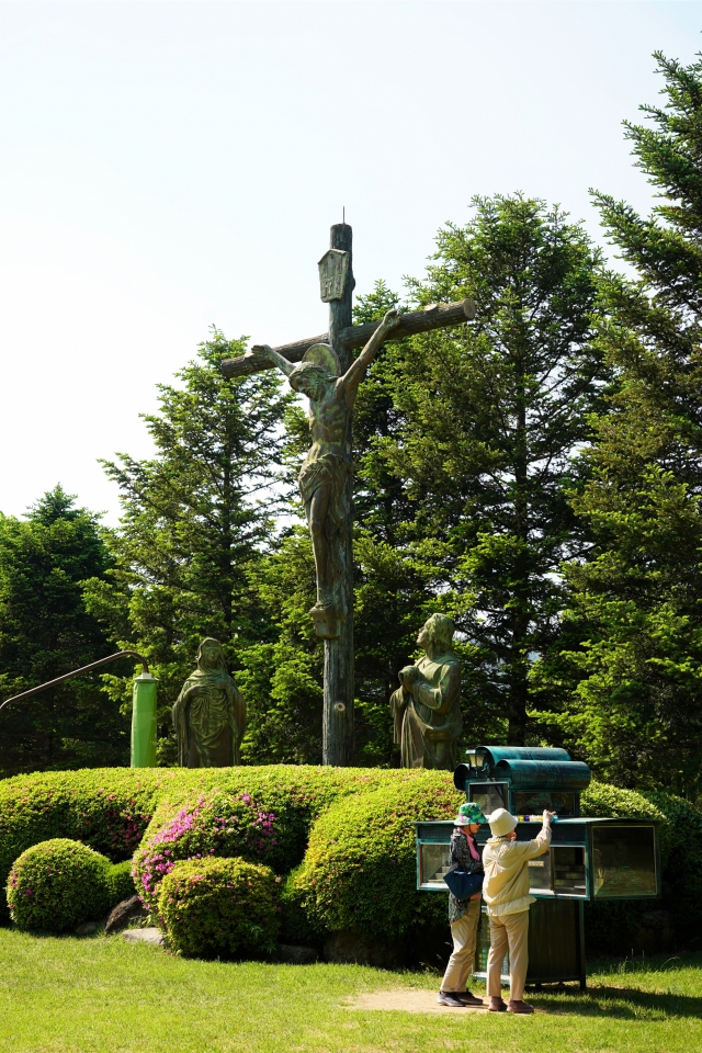 Visitors light a prayer candle at the Yeonpung Martyrdom Shrine on May 2. (Lee Si-jin/The Korea Herald)