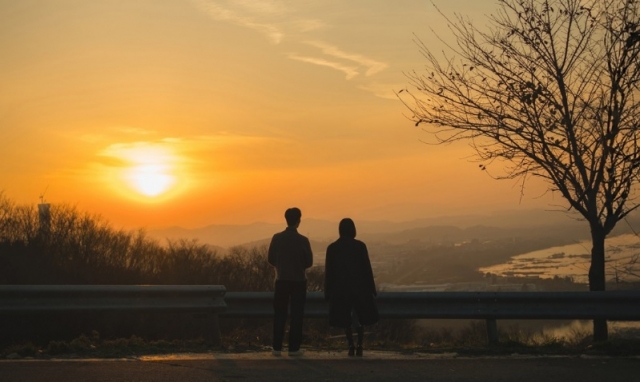 Baek Hyun-woo (Kim Su-hyun) confesses his feelings for Hong Hae-in (Kim Ji-won) near Geonji Village in a scene from 