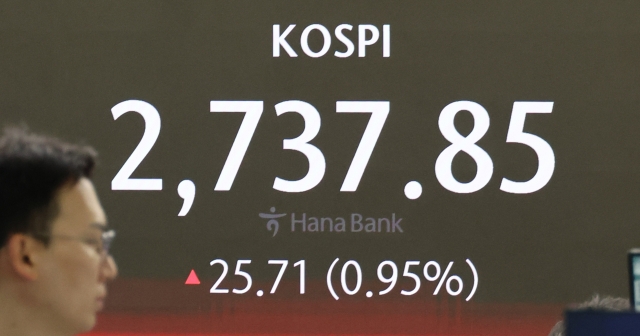 An electronic board showing the Korea Composite Stock Price Index at a dealing room of the Hana Bank headquarters in Seoul on Friday. (Yonhap)