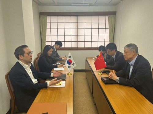 Lee Jun-il (left), director general for North Korean nuclear affairs at South Korea's foreign ministry, holds talks with his Chinese counterpart, Liu Xiaoming (right), China's special representative on Korean Peninsula affairs, in Tokyo on the sidelines of the Northeast Asia Cooperation Dialogue on Thursday. (Foreign Ministry)