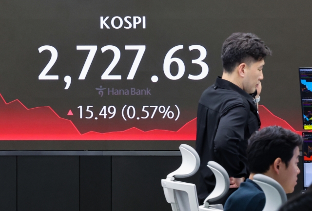 An electronic board showing the Korea Composite Stock Price Index at a dealing room of the Hana Bank headquarters in Seoul on Friday. (Yonhap)