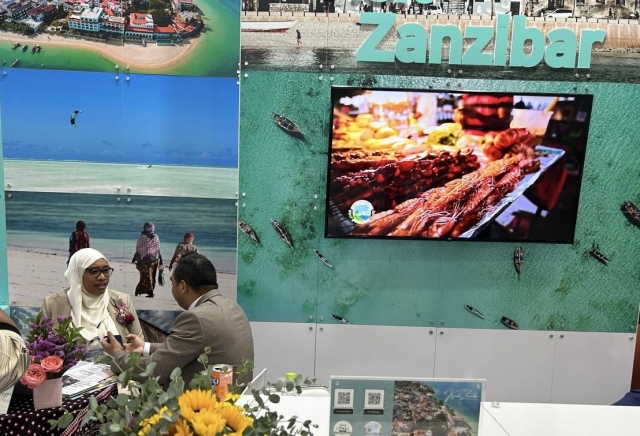 Hafsa H. Mbamba, CEO of the Zanzibar Commission for Tourism interacts with The Korea Herald at Seoul International Tourism at the Coex exhibition hall in southern Seoul on Thursday.(Sanjay Kumar/The Korea Herald)