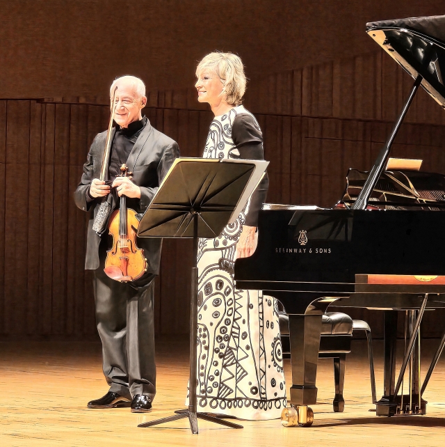 Violinist Vladimir Spivakov (left) and pianist Helene Mercier greet the audience after a duo recital on May 8 at the Lotte Concert Hall. (Provided by a reader of The Korea Herald)