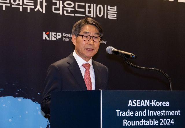 Asean-Korea Center Secretary General Kim Jae-shin delivers opening remarks at the ‘ASEAN-Korea Trade and Investment Roundtable 2024’ at the Four Seasons Hotel Seoul in Jongno-gu, Seoul on Wednesday. (AKC)