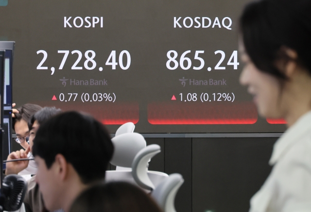 An electronic board showing the Korea Composite Stock Price Index at a dealing room of the Hana Bank headquarters in Seoul on Monday. (Yonhap)