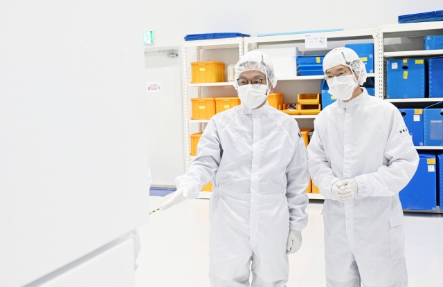 Finance Minister Choi Sang-mok (Left) visits to HPSP Co., a semiconductor equipment company in the city of Hwaseong, south of Seoul, on Friday. (The finance ministry)