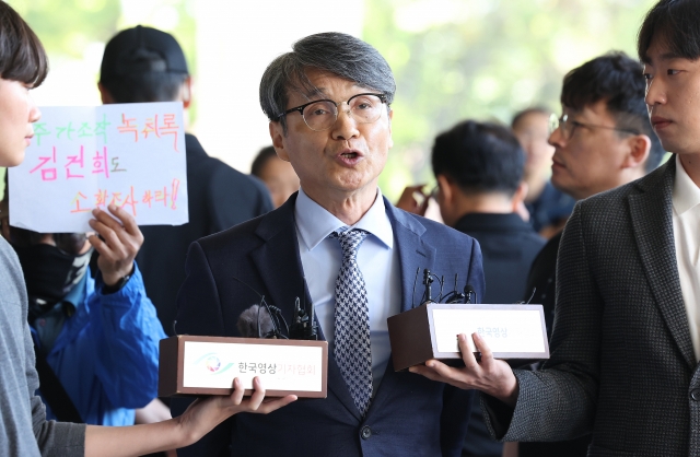 Korean American pastor Choi Jae-young talks to reporters in front of the Seoul Central District Prosecutors Office on Monday. (Yonhap)