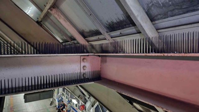 Dobongsan Station, where spikes are installed on the beams (Seoul Metro)