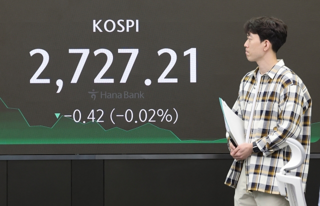 An electronic board showing the Korea Composite Stock Price Index at a dealing room of the Hana Bank headquarters in Seoul on Monday. (Yonhap)