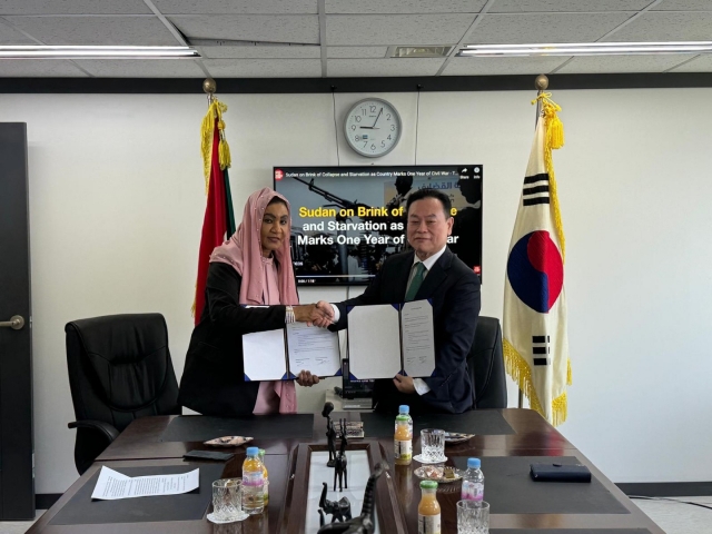 Sudanese Ambassador to Korea Amira Agarib(left) and Global Life Sharing Foundation President Kim Jong-nam pose for a photo after signing a memorandum of understanding at Sudanese Embassy in Seoul in Yongsan-gu, Seoul on Friday. (Sanjay Kumar/The Korea Herald)